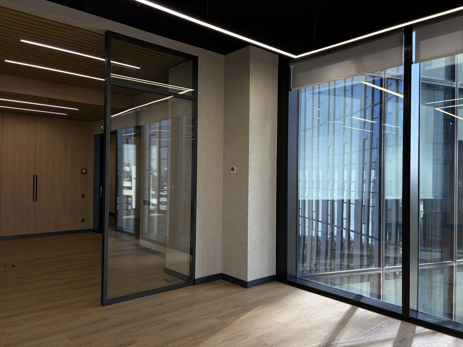 Угловой офис с панорамными окнами в TRILLIANT Tower 2.
